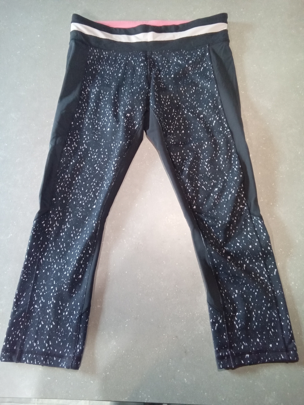Sz 8.lululemon athletica Black Speckled Cropped Leggings with Contrast Waistband